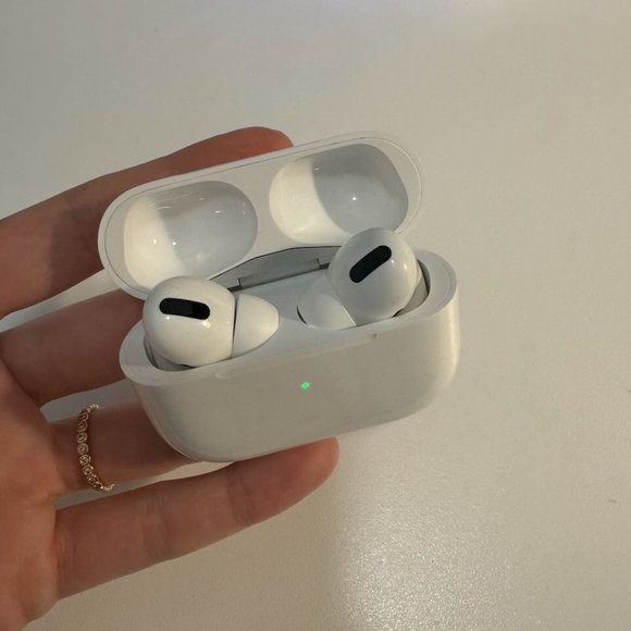 AirPods Pro (2021) with MagSafe Charging Case